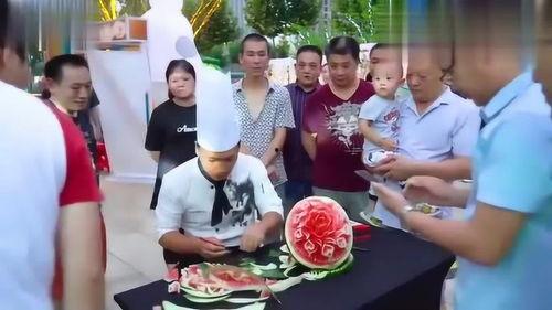 吃瓜群众街上围观