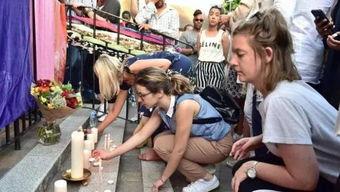 警察抓捕遇到吃瓜群众,抓捕现场吃瓜群众围观成风景