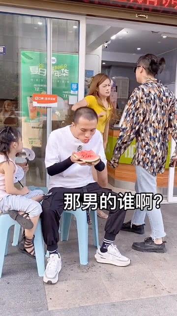 吃瓜群众看情侣图片,吃瓜群众眼中的甜蜜画卷