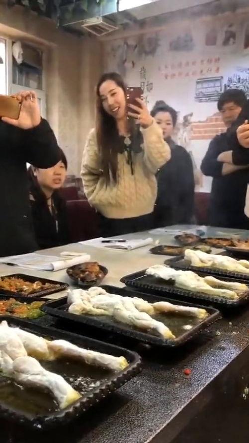 吃瓜群众看影视吃冰淇淋