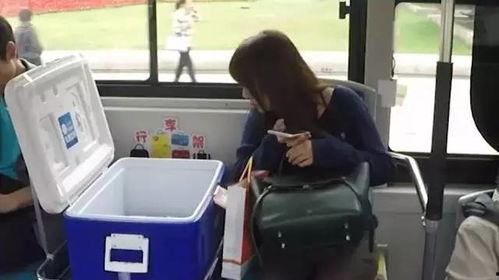 吃瓜群众看公交车压可乐,吃瓜群众现场直击惊险瞬间