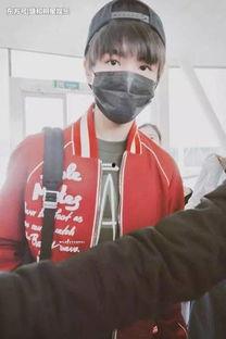 武汉吃瓜群众戴口罩照片,共筑防疫防线