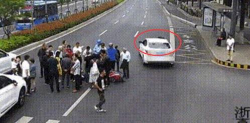 吃瓜群众被撞四次